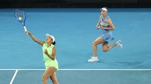 罗杰·马里斯在 1961 年与队友曼托展开本垒打竞赛，史称“M&M 男孩”